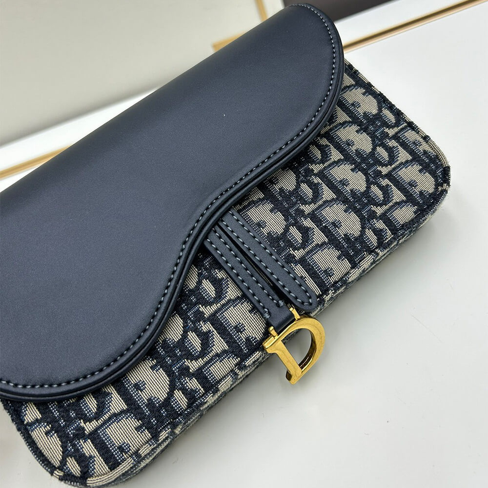 Medium Saddle Pouch with Chain
